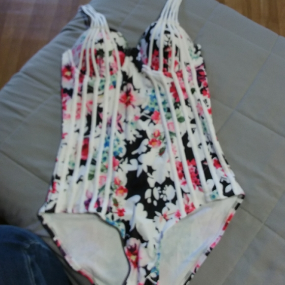Pin-up Style Bathing Suit - Picture 1 of 3